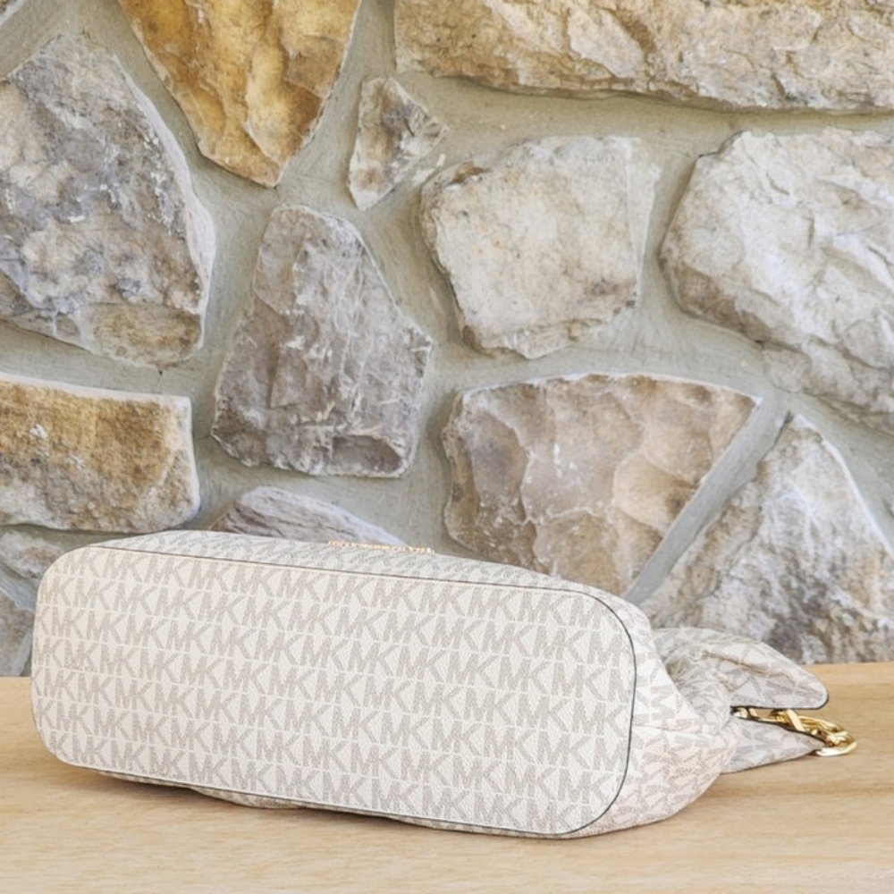 Michael Kors  Logo LG Crossbody Vanilla - Picture 4 of 10